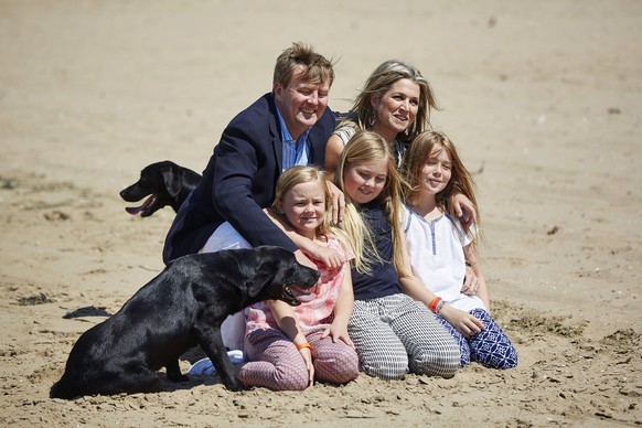 Happy Family:&nbsp;König Willem-Alexander mit Königin Maxima und (von links) den Prinzessinnen Ariane, Amalia und Alexia.<br data-editable="remove">