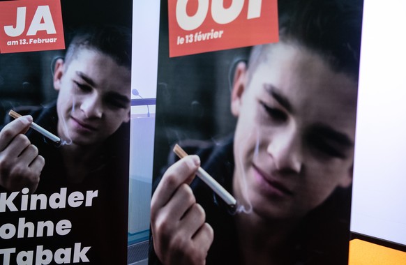 Ein Plakat vom Initiativkomitee Kinder ohne Tabak haengt im Medienzentrum, am Donnerstag, 6. Januar 2022, in Bern. (KEYSTONE/Peter Schneider)