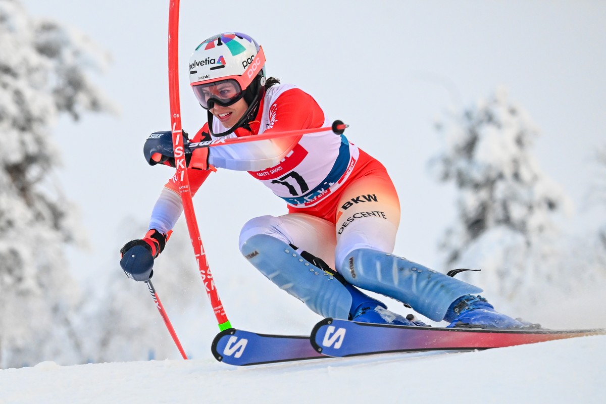 Michelle Gisin se plaît sur les planches Salomon.