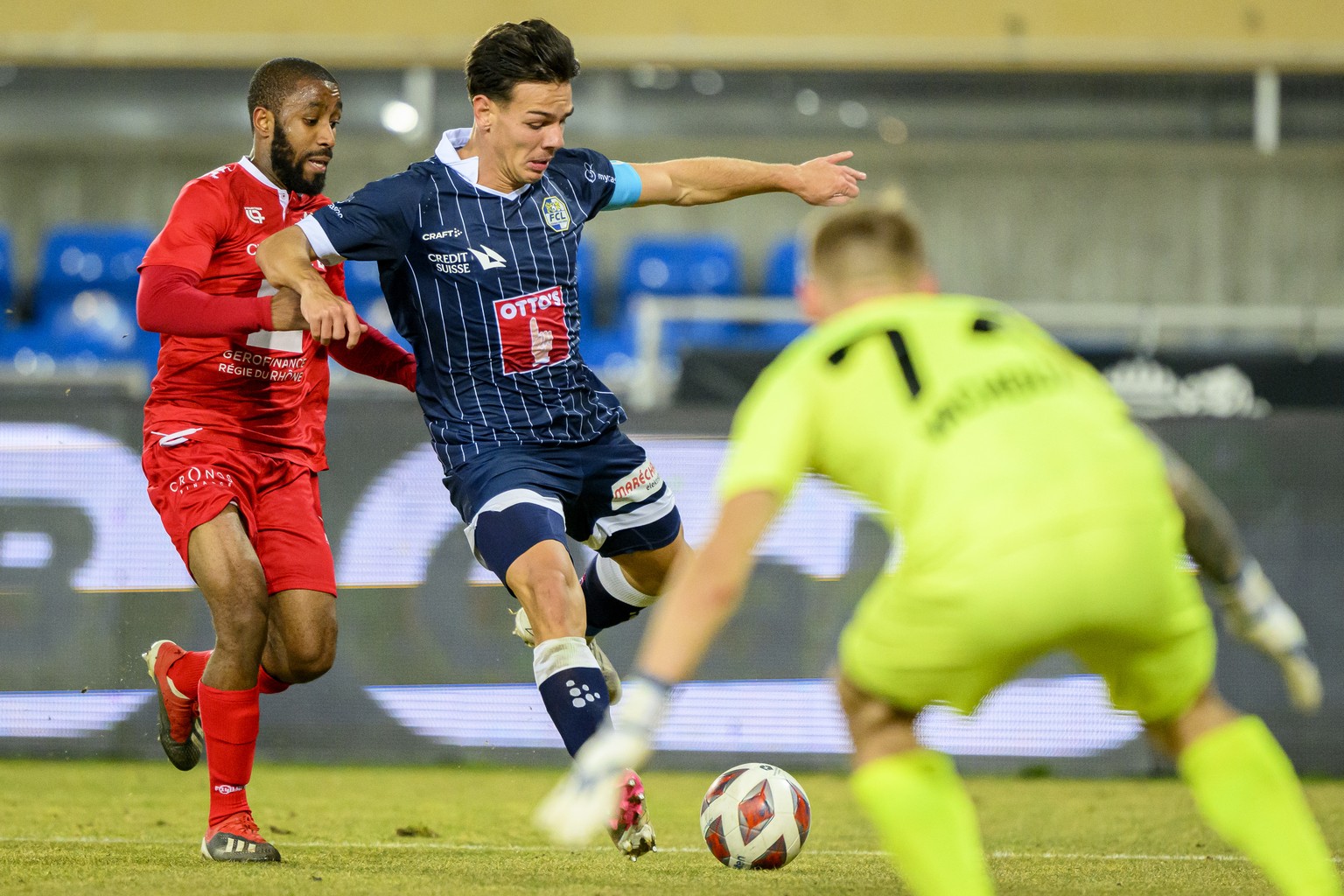 Le milieu lucernois Ardon Jashari, centre, lutte pour le ballon avec le defenseur du SLO Mohamed Abdallah, gauche, et le gardien du SLO Jeremy Vachoux, droite, lors de la rencontre de football de Supe ...