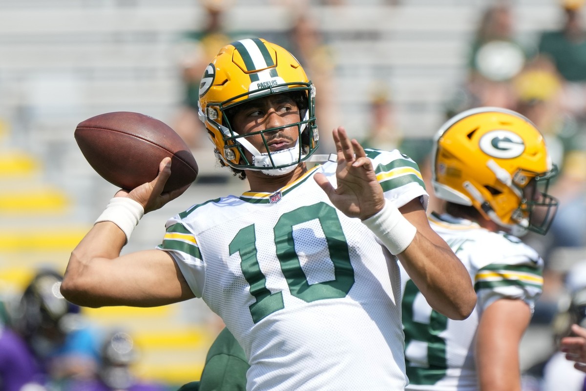 Green Bay Packers' Jordan Love warms up before a preseason NFL football game Saturday, Aug. 24, 2024, in Green Bay, Wis. (AP Photo/Morry Gash)