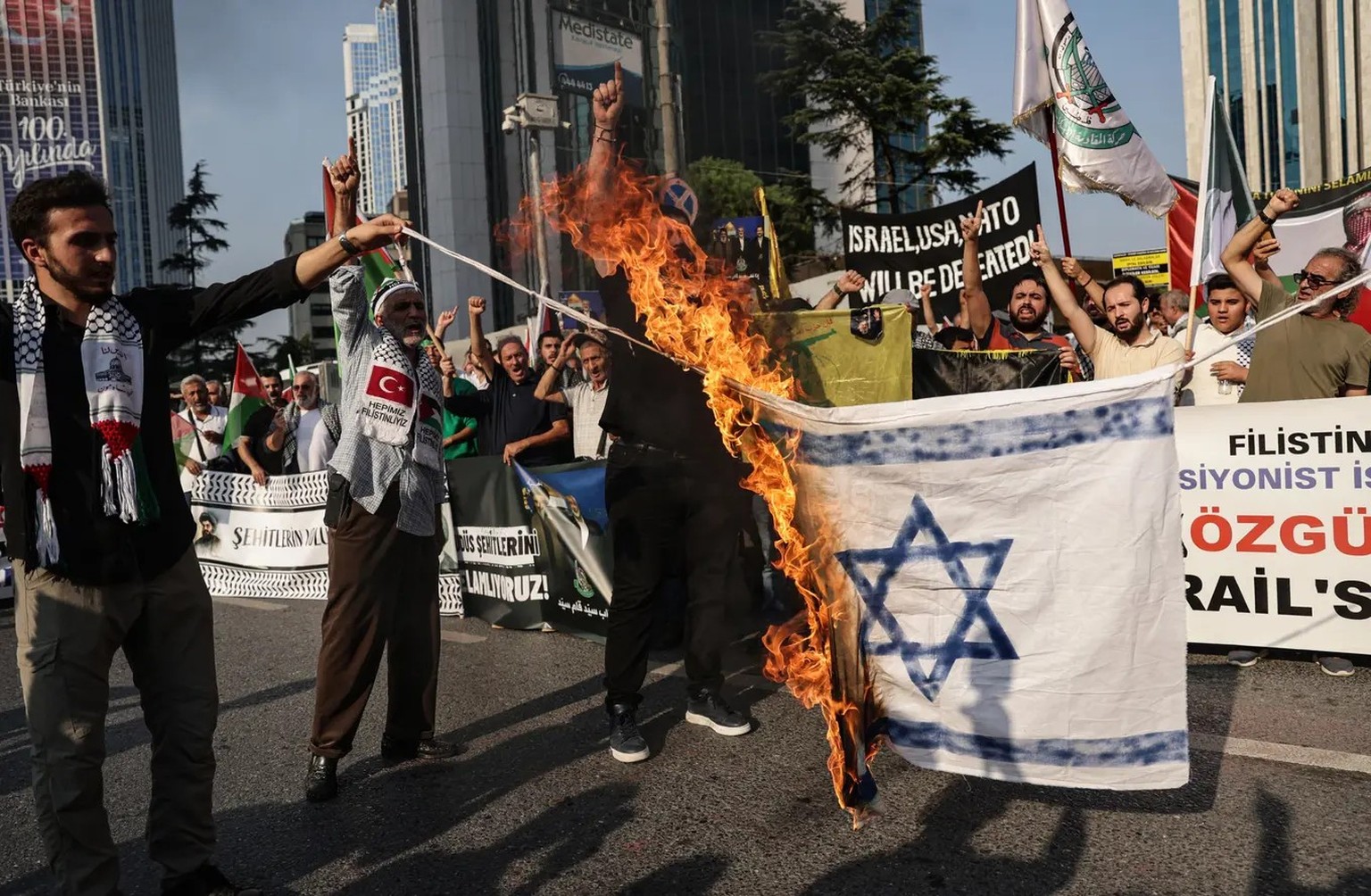 Antisemitische Demonstrationen vor dem israelischen Konsulat in Istanbul.
