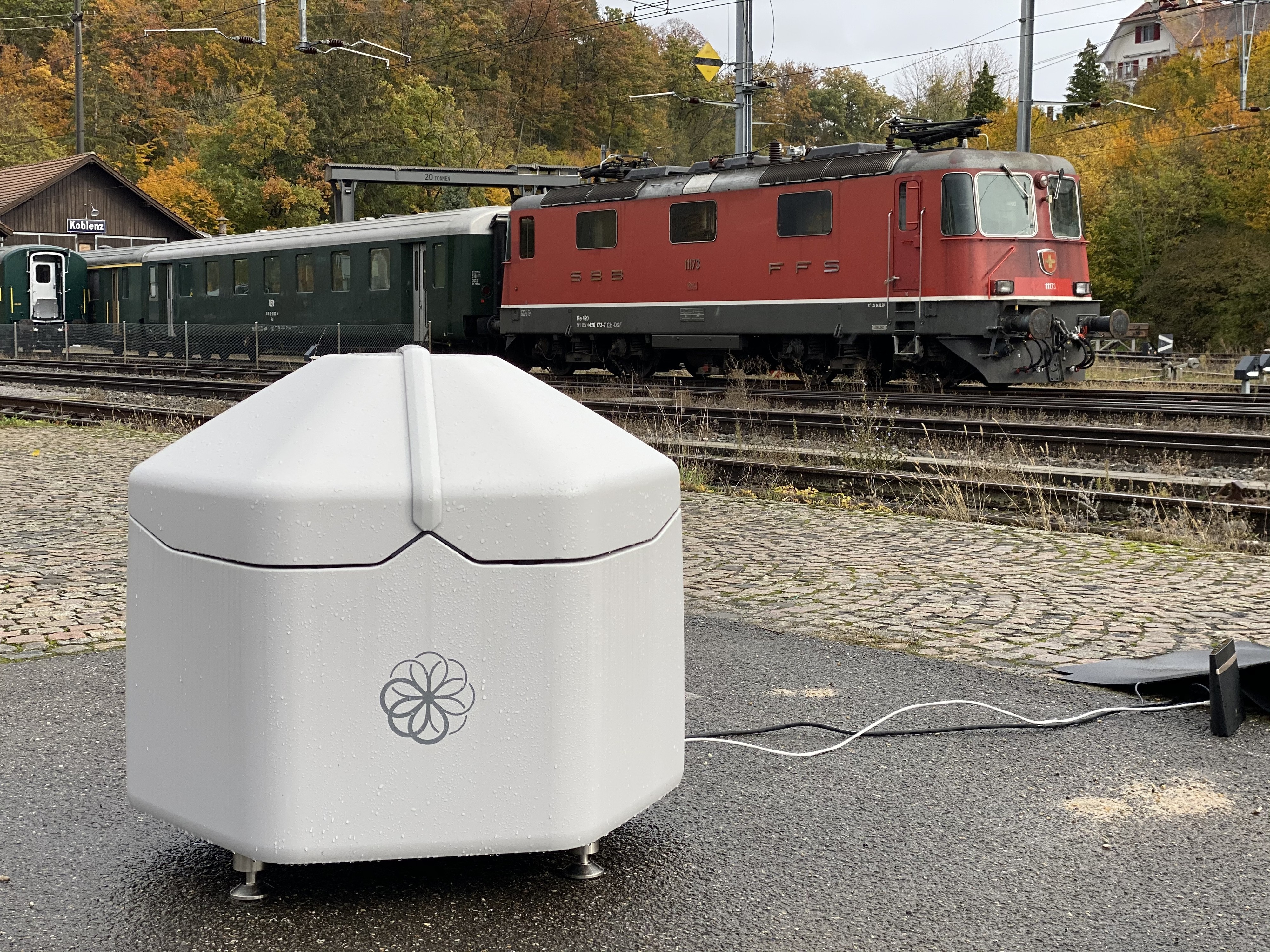 Blick auf die Basisstation «Hive» (Bienenstock), aus der die Drohne automatisch zu ihren Kontrollflügen startet, nachdem sich die Türen nach oben geöffnet haben.