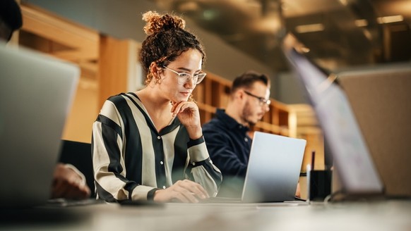 Frau im Büro vor Laptop