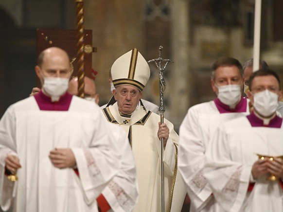 dpatopbilder - Papst Franziskus (M) kommt in die Basilika Sankt Peter, um die Christmette zu feiern. Foto: Vincenzo Pinto/AFP POOL/AP/dpa
