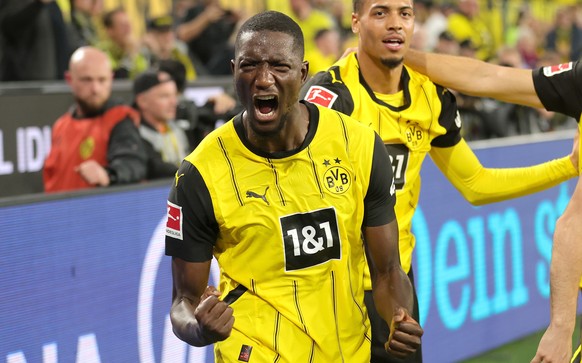 epaselect epa11667557 Dortmund's Serhou Guirassy (L) celebrates scoring the 2-1 lead during the German Bundesliga soccer match between Borussia Dortmund and FC St. Pauli in Dortmund, Germany, 18 ...