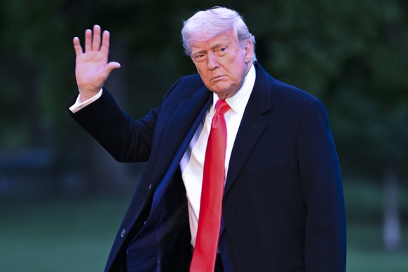 President Donald Trump arrives on the South Lawn of the White House, Thursday, May 22, 2025, in Washington, after attending a crypto dinner at Trump National Golf Club Washington DC. (AP Photo/John Mc ...