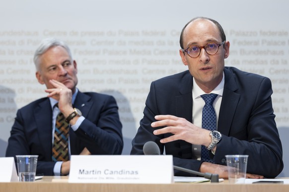 Martin Candinas, Nationalrat Mitte-GR, spricht neben Matthias Michel, Staenderat FDP-ZG, waehrend einer Medienkonferenz des ueberparteilichen Komitees &quot;Nein zur Halbierungsinitiative&quot;, am Mo ...