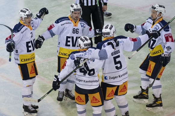 Zugs Reto Suri, Marco Mueller, Lino Martschini, Christian Djoos Jan Kovar, von links, jubeln, waehrend dem Qualifikationsspiel der Eishockey National League zwischen den SCL Tigers und dem EV Zug, am  ...