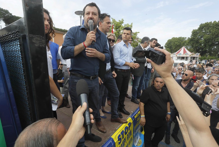 epa06772556 Legae party leader Matteo Salvini (L) speaks during his visit to a local market in Pisa, Tuscany region, Italy, 30 May 2018. Matteo Salvini said Wednesday that President Sergio Mattarella  ...