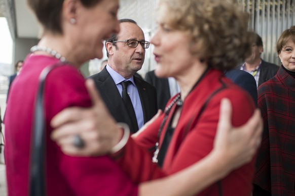 Francois Hollande, President of France, center, Simonetta Sommaruga, Swiss Federal President, left, and Corine Mauch, right, welcome each other during a visit of the Zurich University of the Arts (&qu ...