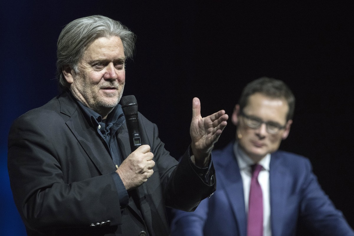 epaselect epa06585463 Former White House strategist Steve Bannon, (L), speaks next to Editor-in-chief of Swiss weekly 'Weltwoche' (World week), Roger Koeppel during the 'Weltwoche (Worl ...