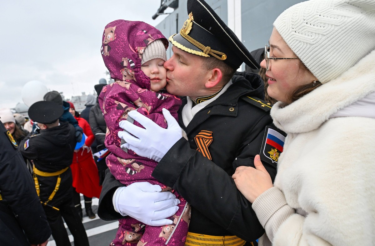 RUSSIA, SEVEROMORSK - MAY 6, 2025: A crew member reunites with his family during a ceremony to welcome the Russian Navy Admiral Golovko frigate back to its home base of the Russian Northern Fleet in S ...