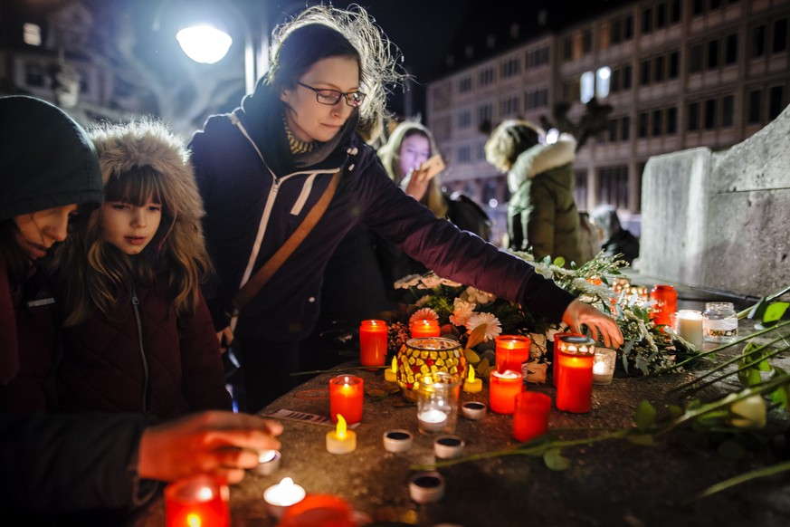 epa08232127 Mourners place candles and flowers at the Unity Memorial as people attend a vigil after the Hanau terror attack at the St. Paul&#039;s Church in Frankfurt am Main, Germany, 20 February 202 ...