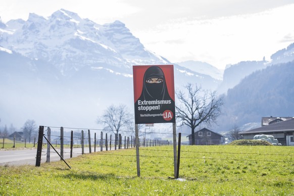 Ein Plakat der Volksinitiative "Ja zum Verhuellungsverbot" haengt am Dienstag, 16. Februar 2021, in der Gemeinde Oberdorf im Kanton Nidwalden. Die Schweizer Stimmbevoelkerung hat am 7. Maerz ...