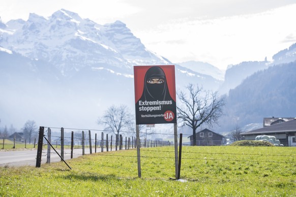 Ein Plakat der Volksinitiative &quot;Ja zum Verhuellungsverbot&quot; haengt am Dienstag, 16. Februar 2021, in der Gemeinde Oberdorf im Kanton Nidwalden. Die Schweizer Stimmbevoelkerung hat am 7. Maerz ...