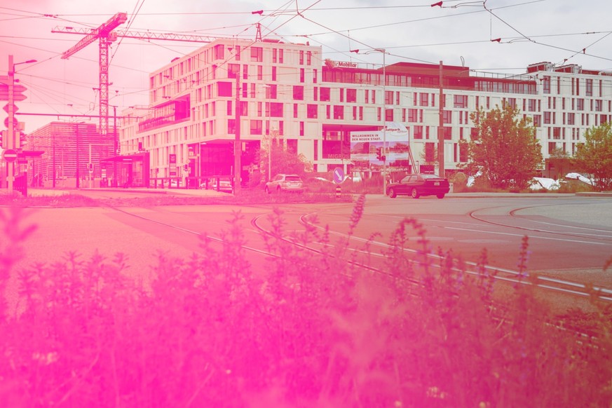 Umfrage Wohnungsnot Bauten des Glattpark, am 30. April 2019, an der Ecke Thurgauerstrasse Glattparkstrasse in Opfikon.
