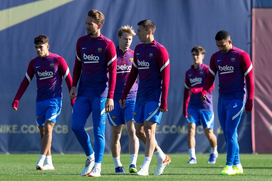 epa09565841 FC Barcelona&#039;s players during the team&#039;s training session at Joan Gamper Sports City in Sant Joan Despi, Barcelona, Spain, 05 November 2021. FC Barcelona will face Celta de Vigo  ...