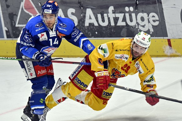 Der Zuercher Chris Baltisberger, links, gegen den Bieler Beat Forster, rechts, im siebten Eishockey Playoff-Viertelfinalspiel der National League zwischen den ZSC Lions und dem EHC Biel-Bienne im Hall ...