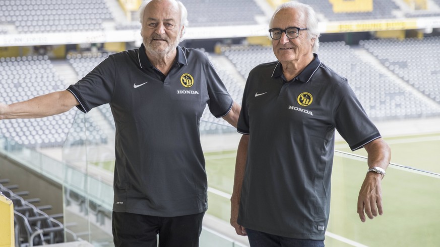 Andy Rihs, links, und Hansueli Rihs, rechts, Investoren der Sport und Event Holding AG, posieren nach einer Medienkonferenz von BSC Young Boys im Stade de Suisse, am Montag, 19. September 2016, in Ber ...