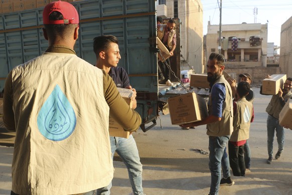 Arbeiter der UNO verteilen Essenslieferungen in Hasakeh, Syrien.