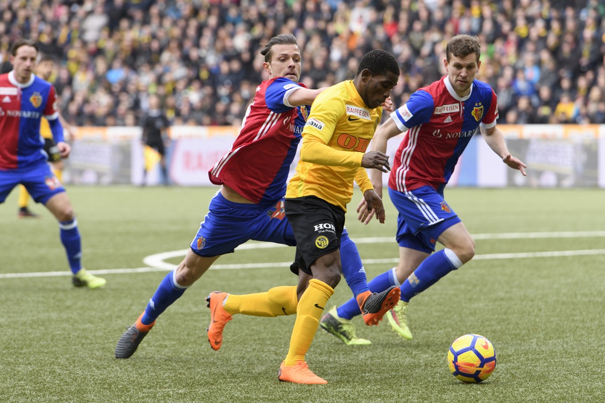 Bern's Roger Assale, center, fights for the ball against Basel's Valentin Stocker, left, and Basel's Fabian Frei, right, during a Super League match between BSC Young Boys Bern and FC B ...