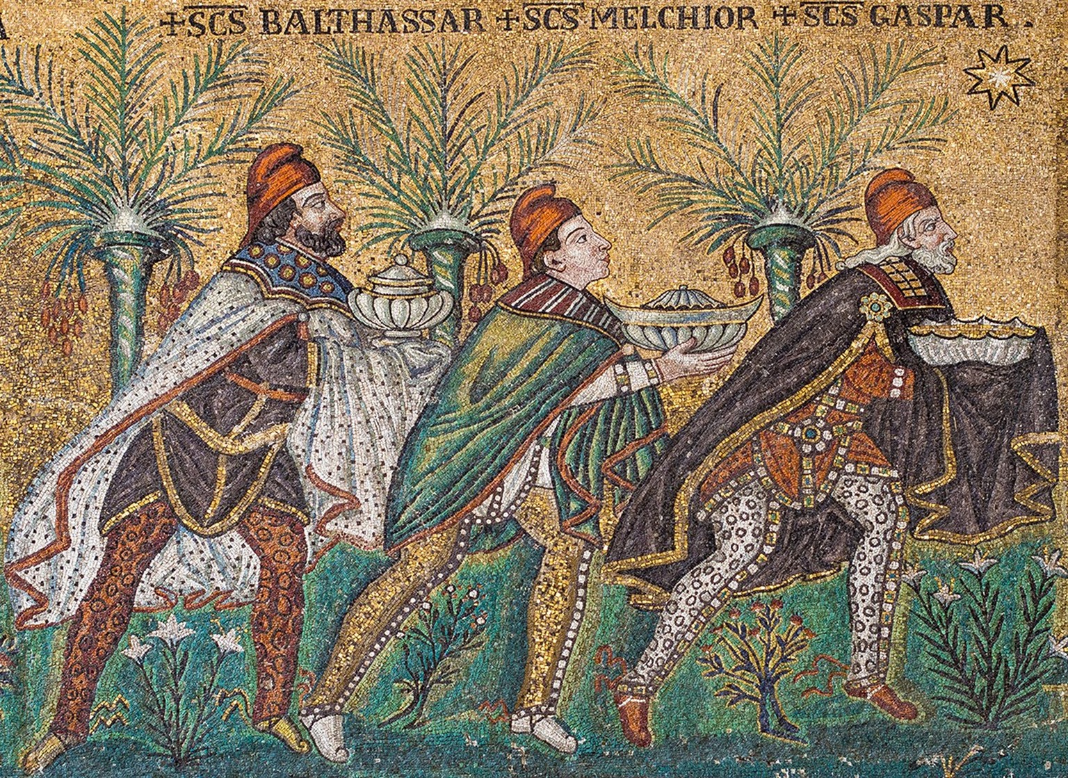 Auf diesem Mosaik aus der Basilika Sant&#039;Apollinare Nuovo in Ravenna erscheinen drei Magier in typisch iranischer Königstracht mit bunten Brokatstoffen und Bortenhosen. Sie eilen mit ihren Geschen ...