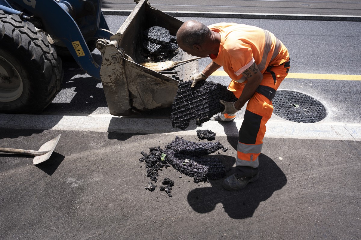 Bauarbeiter arbeiten bei grosser Hitze an der Sonne auf einer Baustelle an der Badenerstrasse, fotografiert am Mittwochnachmittag, 25. Juni 2025 in Zuerich. (KEYSTONE/Gaetan Bally)