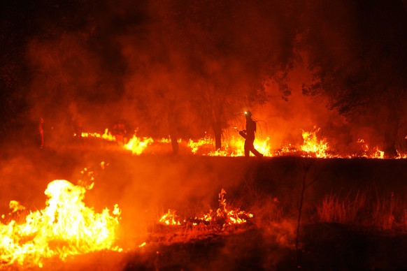 Firefighters use controlled burning to halt a wildfire that continues to spread near Cebreros, Ávila province, Spain, Tuesday, July 28, 2026. (AP Photo/Manu Fernandez)
APTOPIX Spain Wildfires