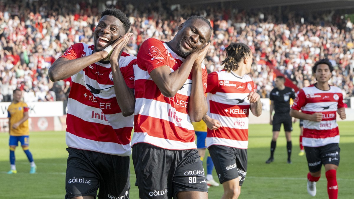 Die Spieler von Winterthur mit Alexandre Jankewitz, links, und Josias Lukembila, 2. von links, feiern das Tor zum 1:0 beim Super League Meisterschaftsspiel zwischen dem FC Winterthur und den Grasshopp ...