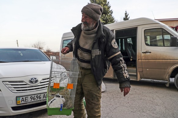 epa09856318 Ivan Ovna with his rabbit &#039;Gucci&#039; after escaping from Sievierodonetsk by a humanitarian aid bus, arrives to a refugee center in the Baptist Church in Dnipro, Ukraine, 28 March 20 ...
