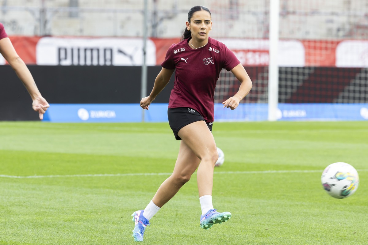 Switzerland's Meriame Terchoun in action during a training session of Switzerland team at the Stade de la Pontaise, in Lausanne, Switzerland, Sunday, July 14, 2024. (KEYSTONE/Salvatore Di Nolfi)