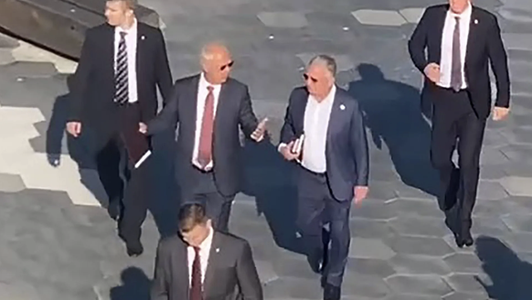 Kirill Dmitrijew (Mitte links) und Steve Witkoff (Mitte rechts) spazieren durch Moskau (Archivbild): Im August trafen sich die beiden Männer in der russischen Hauptstadt.