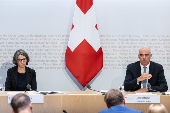 Bundesrat Alain Berset, rechts, und Anne Levy, Direktorin Bundesamt fuer Gesundheit BAG, geben an einer Medienkonferenz die Erhoehung der Krankenkassenpraemien f�r das Jahr 2023 bekannt, am Dienstag,  ...