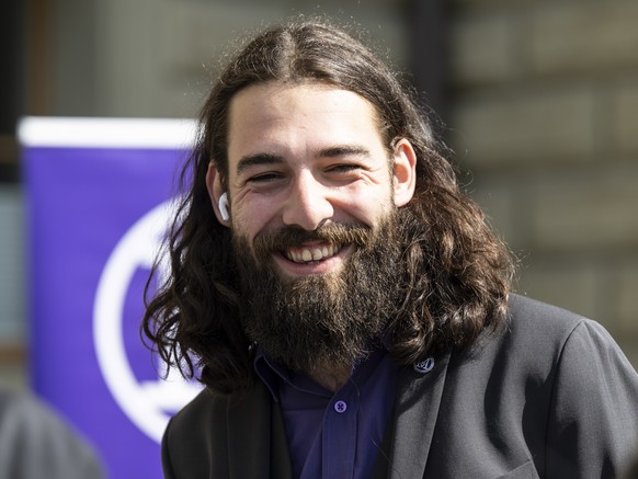 Nicolas Rimoldi, Praesident von der Bewegung Mass-Voll und weitere Personen verschiedener Gruppierungen reichen ueber 15 000 Unterschriften fuer das E-ID Referendum ein, am Dienstag, 22. April 2025, i ...