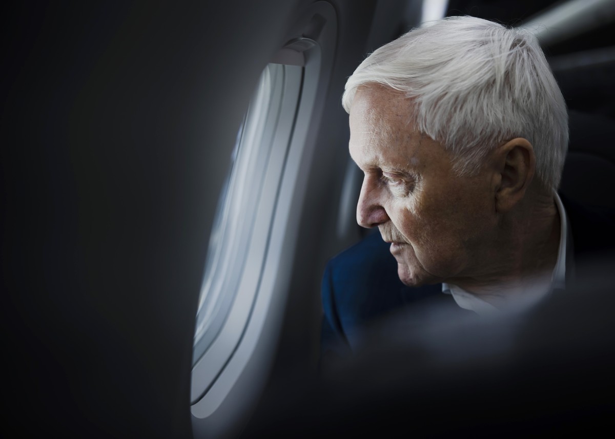 Martin Ebner, Eigentuemer Helvetic Airways Group schaut aus einem Flugzeugfenster, waehrend eines Medienanlass von Helvetic Airways in einem Hangar am Flughafen Zuerich, am Dienstag, 1. Maerz 2022 in  ...