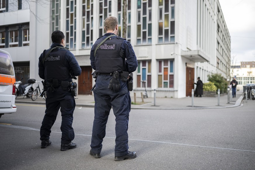 epa11198975 Police officers secure the Agudas Achim synagogue in Wiedikon, Zurich, Switzerland, 04 March 2024, after an orthodox Jewish man was attacked with a knife by a 15-year-old on 02 March eveni ...