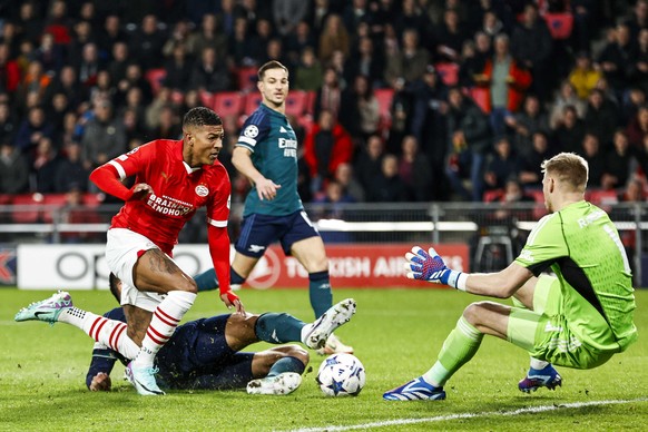 epa11024886 Patrick van Aanholt (L) of PSV Eindhoven in action during the UEFA Champions League group B match between PSV Eindhoven and Arsenal FC at the Phillips stadium in Eindhoven, Netherlands, 12 ...