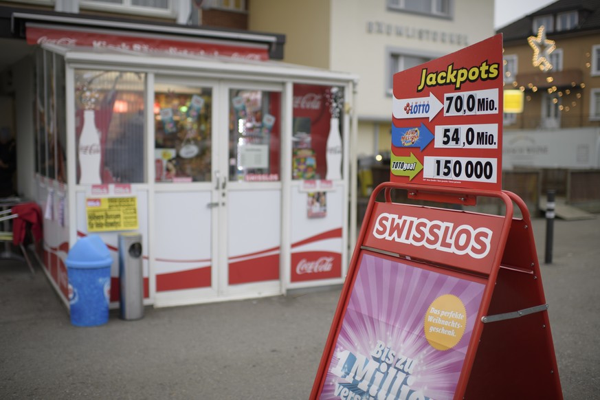 ZUR MELDUNG, DASS DER REKORD-JACKPOT IM SCHWEIZER LOTTO GEKNACKT WURDE, STELLEN WIR IHNEN AM SAMSTAG, 17. DEZEMBER 2016, FOLGENDES ARCHIVBILD ZUR VERFUEGUNG - Eine Werbetafel vor einem Kiosk macht auf ...