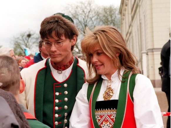 Oslo. Eurovision Song Contest 1996 i Norge - Eurosong. Eurosong programlederne Morten Harket og Ingvild Bryn stilte sammen i bunad, henholdsvis fra Kongsberg og Voss, foran Slottet pa 17. mai. FOTO: M ...