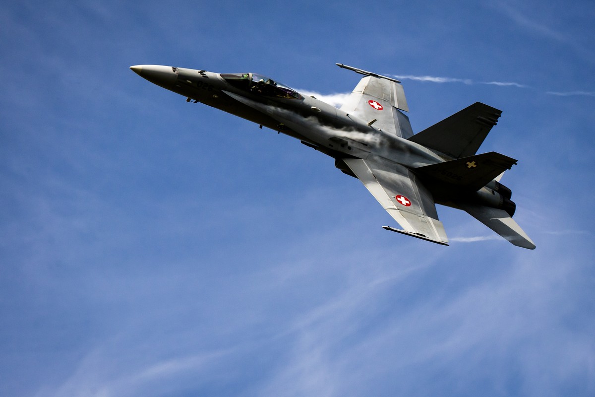 Un avion de combat F/A-18 Hornet de l'Armee suisse en action pendant une demonstration lors de la journee commemorative des 100 ans de la base aerienne de Payerne, des ecoles d'aviation 81 e ...