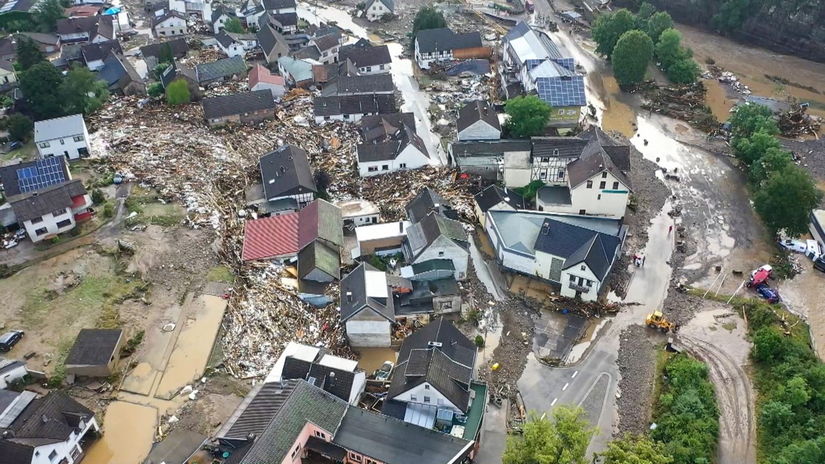ABD0053_20210715 - SCHULD - DEUTSCHLAND: 15.07.2021, Rheinland-Pfalz, Schuld: Die mit einer Drohne gefertigte Aufnahme zeigt die Verw