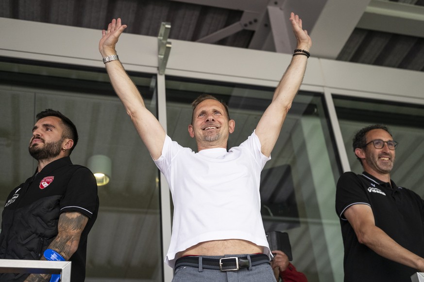 Thun Cheftrainer Mauro Lustrinelli feiert den soeben gesichterten Meistertitel, am Sonntag, 3. Mai 2026 in der Stockhorn Arena in Thun. Da der FC St. Gallen verlor, ist dem FC Thun der Titel des Schwe ...