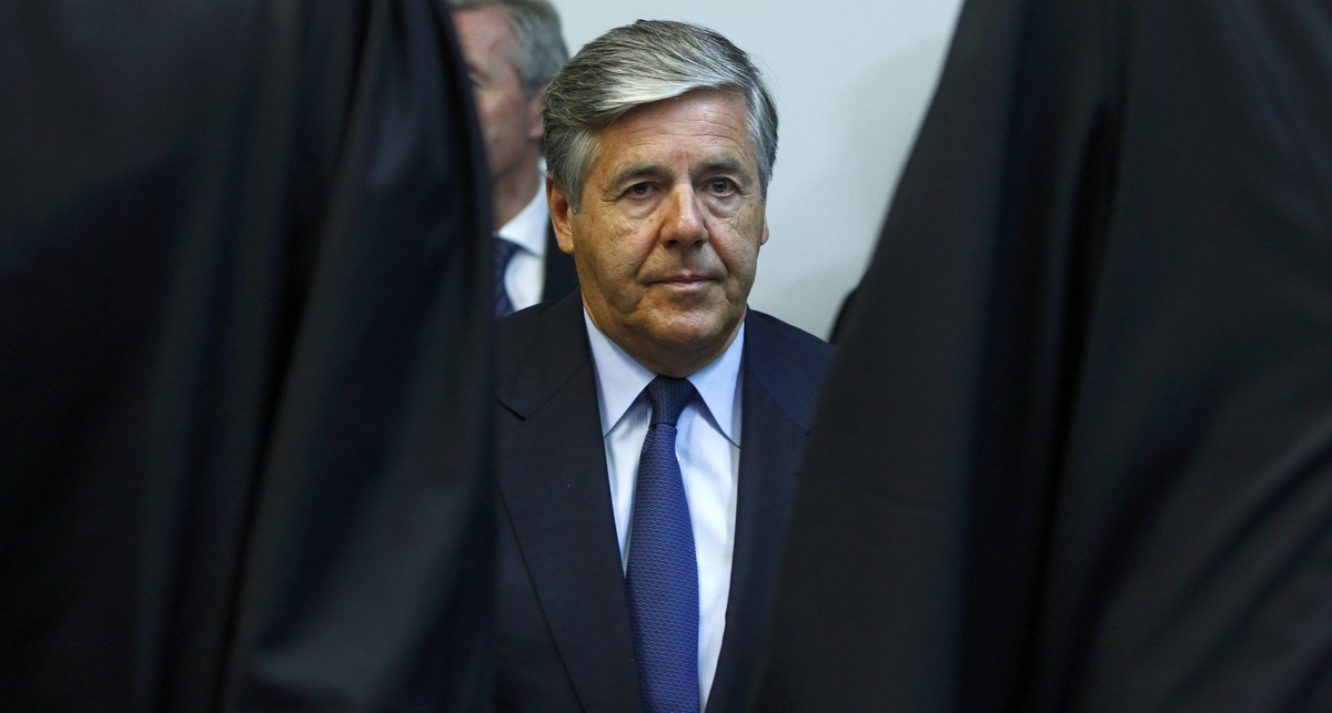 Former Deutsche Bank Chief Executive Josef Ackermann sits in a courtroom in Munich, Germany, April 28, 2015. Deutsche Bank 

co-CEO Juergen Fitschen and some other current and former Deutsche Bank man ...