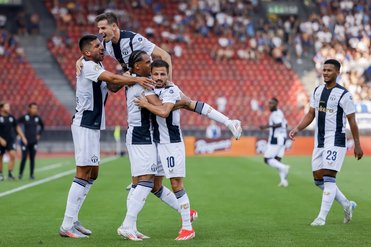Torjubel FCZ nach dem 1:1 mit v.l. Mariano Gomez (FCZ), Doron Leidner (FCZ), Juan Jose Perea (FCZ), Antonio Marchesano (FCZ) und Mounir Chouiar (FCZ) waehrend dem Meisterschaftsspiel der Super League  ...