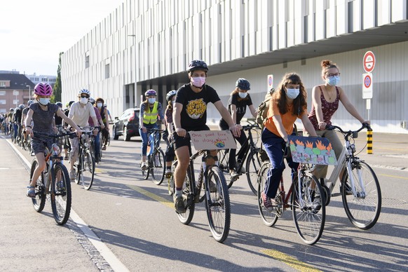 Velofahrer protestieren waehrend einer Klima-Velodemonstration um auf Forderungen an die Gemeinde Koeniz (Netto-Null 2030 und Klimanotstand) aufmerksam zu machen, am Weltvelotag, am Donnerstag, 3. Jun ...