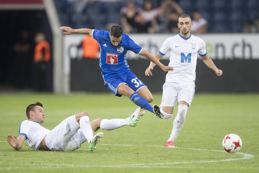 epa06099833 Joao De Oliveira (C) from Luzern and Mateo Barac (L) from Osijek fight for the ball during the UEFA Europa League second qualifying round, second leg soccer match between Switzerland&#039; ...