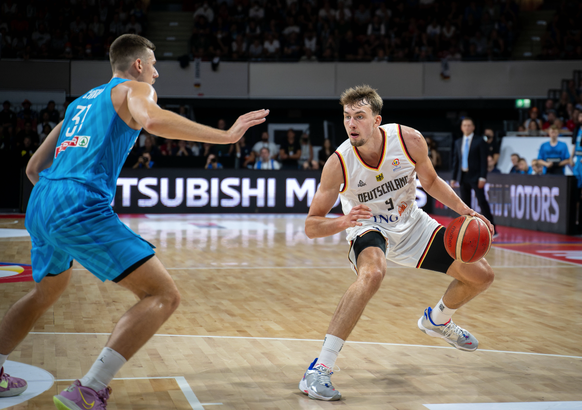 Basketball München 28.08.2022 World Cup European Qualifiers Deutschland (GER) - Slowenien (SLO) Franz Wagner (Deutschland, No.09) Vlatko Cancar(Slowenien, No.31) *** Basketball Munich 28 08 2022 World ...