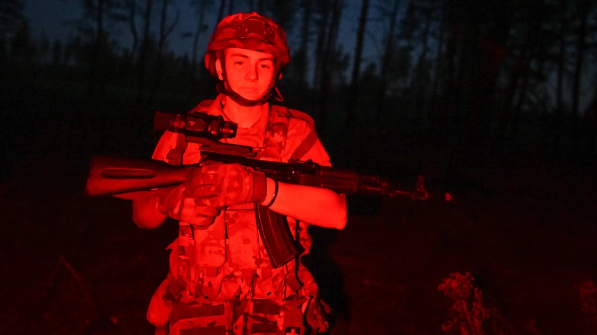 Une soldate russe pose de nuit pour une photo de propagande (photo d'archive). Au moins 50 femmes ont déjà perdu la vie pour la Russie sur le front ukrainien.