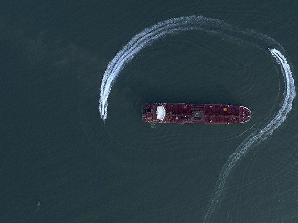 Schnellboote der iranischen Revolutionsgarden umkreisen ein Tankerschiff. Laut der Nachrichtenagentur Irna setzten sie ein Schiff wegen des Schmuggels von 700&#039;000 Litern Treibstoff fest.(Archivbi ...